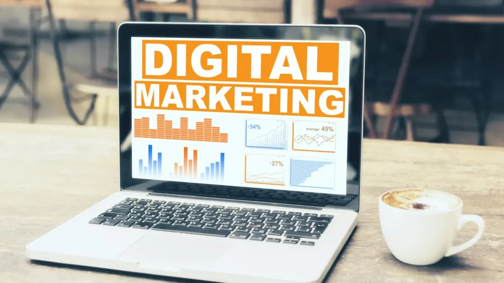 Laptop di tengah dengan grafik naik, beberapa icon digital di sekitar dengan bacaan digital marketing